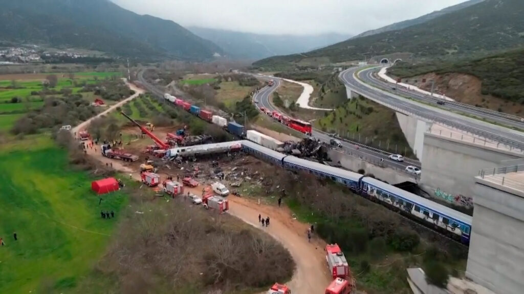 El choque frontal de dos trenes causa la muerte de 38 personas en