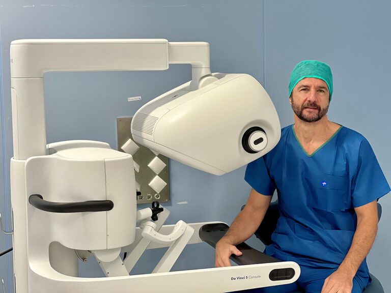 El Doctor Sánchez Encinas en la consola del Da Vinci 5 del HURJC.