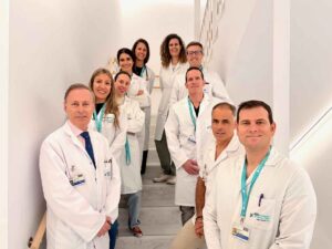 El Doctor Tuñón (primero por la izda) junto a parte del equipo de la FJD y el IIS-FJD implicado en el estudio.