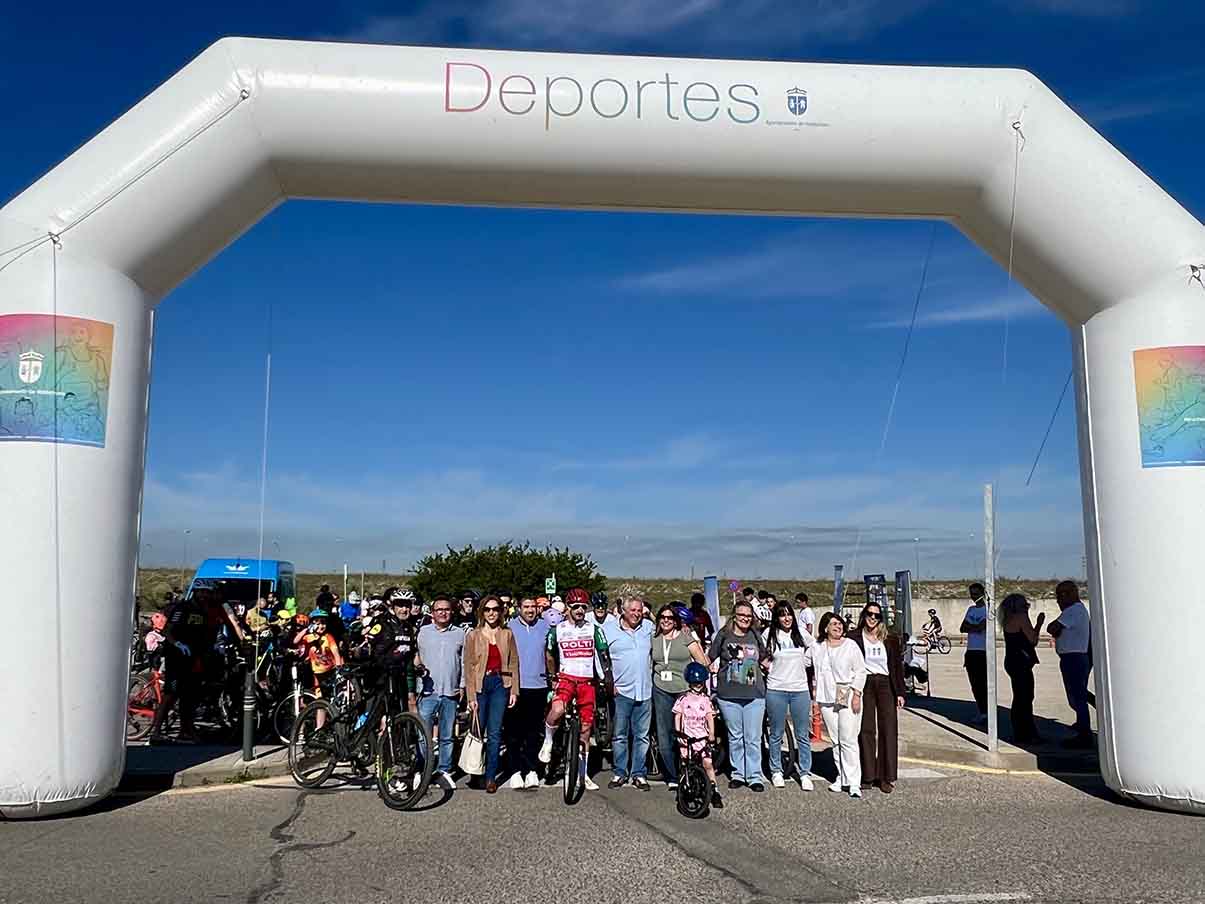 Representantes de la organización y participantes en la marcha.