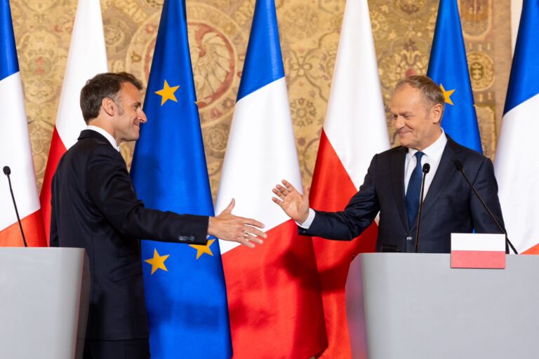 El presidente francés, Emmanuel Macron, y el primer ministro polaco, Donald Tusk, en la Sala Dorada de la Casa Uphagen en Gdansk.