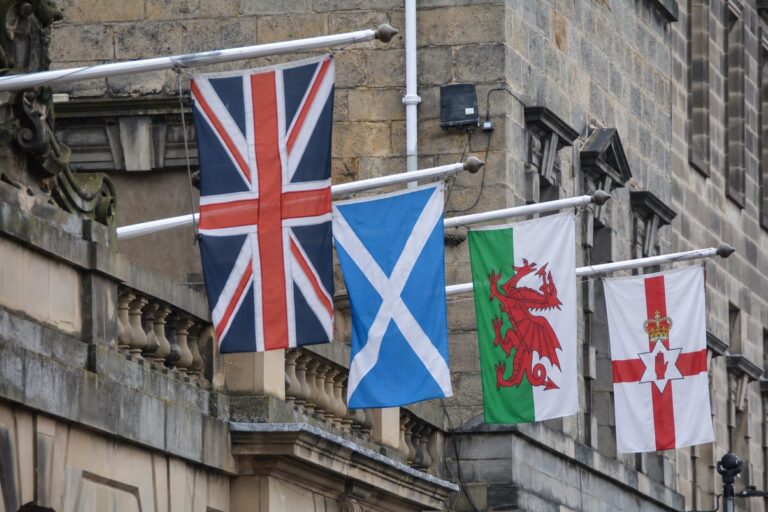 Banderas de Reino Unido, Escocia, Gales e Irlanda del Norte, generada con IA. Foto original: ©Ralf Peter Reimann/ Flickr.