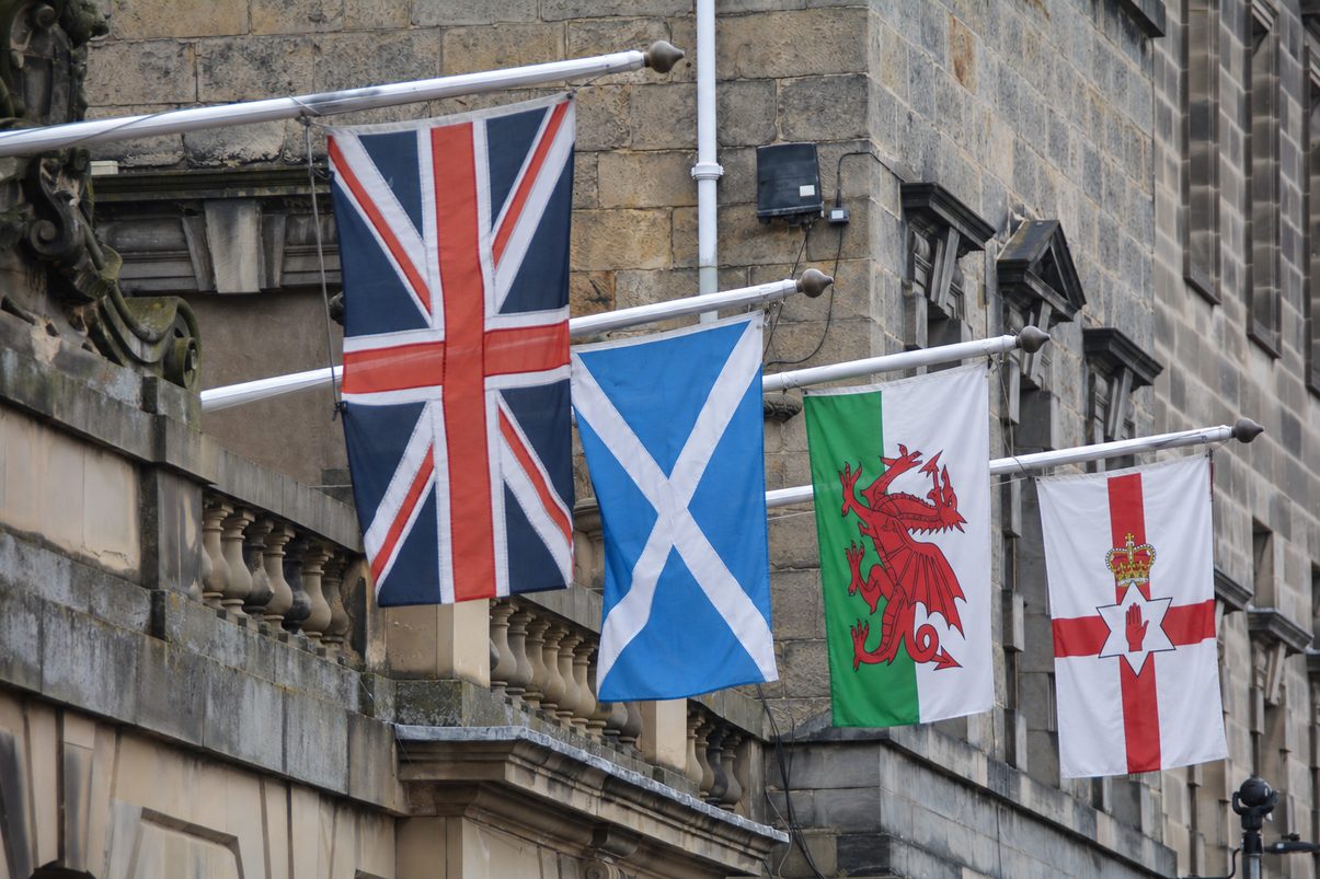 Banderas de Reino Unido, Escocia, Gales e Irlanda del Norte, generada con IA. Foto original: ©Ralf Peter Reimann/ Flickr.