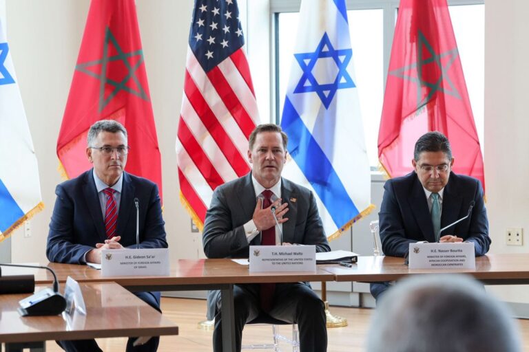 Gideon Sa'ar, Mike Waltz y Nasser Bourita se reúnen en el marco de la declaración entre Israel, Estados Unidos y Marruecos. Foto: ©Representación EEUU en ONU.