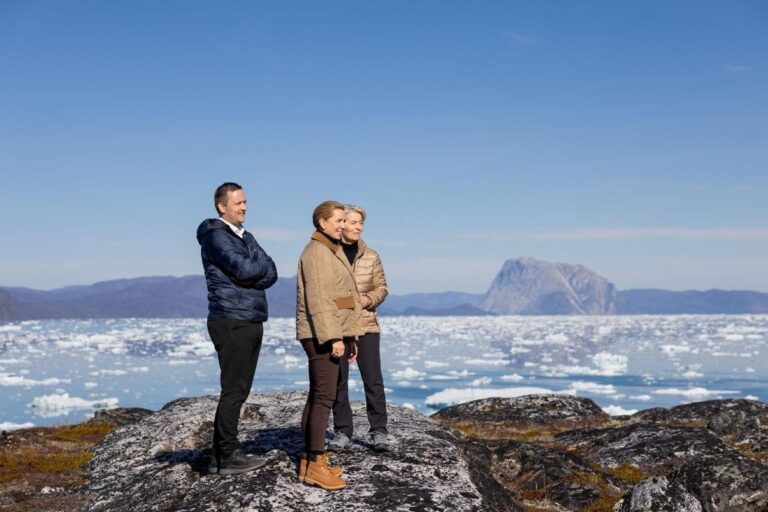 Jens-Frederik Nielsen, Ursula von der Leyen, Mette Frederiksen, en la visita oficial a Nuuk tras la firma del nuevo acuerdo de la UE con Groenlandia. Foto: ©Aurore Martignoni/ Comisión Europea.