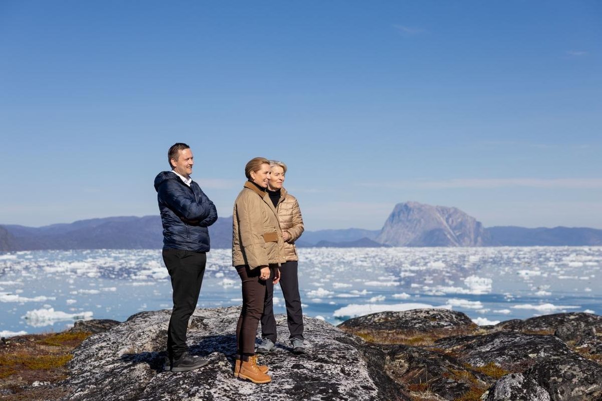 Jens-Frederik Nielsen, Ursula von der Leyen, Mette Frederiksen, en la visita oficial a Nuuk tras la firma del nuevo acuerdo de la UE con Groenlandia. Foto: ©Aurore Martignoni/ Comisión Europea.