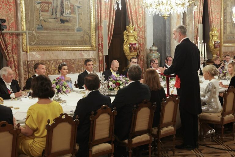 Su Majestad el Rey Felipe VI en un momento durante su discurso, ante Emmanuel Macron y Pedro Sánchez. Foto: ©Casa Real.