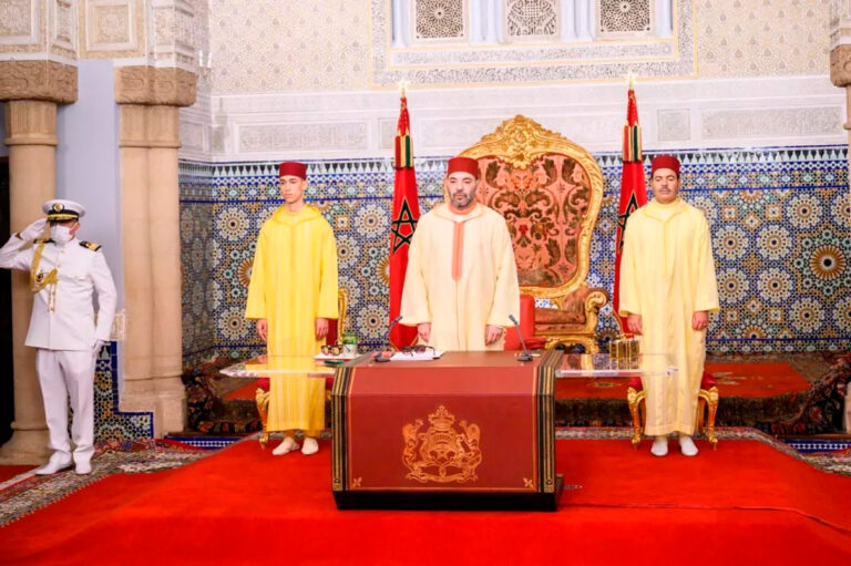 El rey Mohamed VI, antes del discurso flanqueado por su hijo mayor y su hermano. Foto: © Ministerio de Asuntos Exteriores y Cooperación africana de Marruecos / Web oficial.