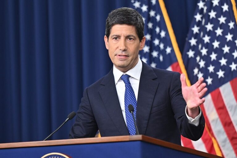 El presidente de la Reserva Federal (Fed), Kevin Warsh, lee su declaración inicial en la rueda de prensa del FOMC. Foto: ©Reserva Federal.