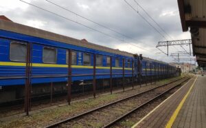 Tren nocturno ucraniano Przemyśl-Odesa en la estación de tren de Przemyśl. Foto: ©Maksym Kozlenko/ Wikimedia.