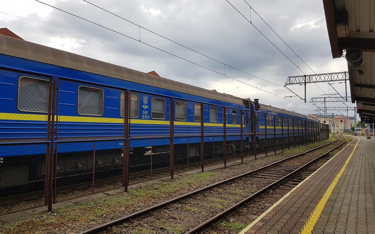 Tren nocturno ucraniano Przemyśl-Odesa en la estación de tren de Przemyśl. Foto: ©Maksym Kozlenko/ Wikimedia.