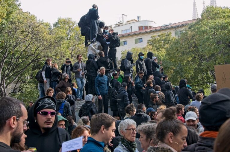 Manifestantes en la Fontaine des Danaïdes de Marsella durante las protestas contra Macron del 24 de octubre de 2026
