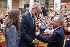 Su Majestad el Rey recibe el bastón de mando de manos del presidente de la Ciudad Autónoma de Ceuta, Juan Jesús Vivas. Foto: ©Casa de S.M. el Rey.