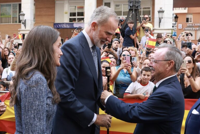 Su Majestad el Rey recibe el bastón de mando de manos del presidente de la Ciudad Autónoma de Ceuta, Juan Jesús Vivas. Foto: ©Casa de S.M. el Rey.