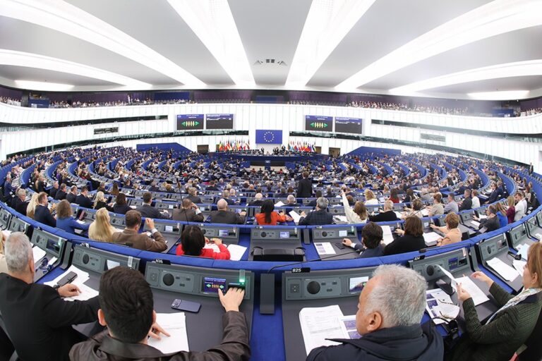 Roberta Metsola en el hemiciclo del Parlamento Europeo