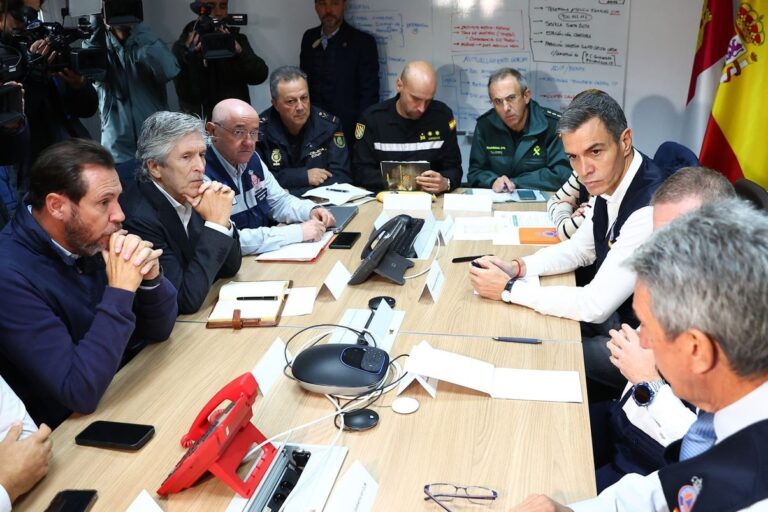Reunión del CECOPI en el Centro 112 de Toledo para coordinar la emergencia del accidente ferroviario de Urda, el 29 de octubre de 2026. Foto: ©Pool Moncloa/Fernando Calvo.