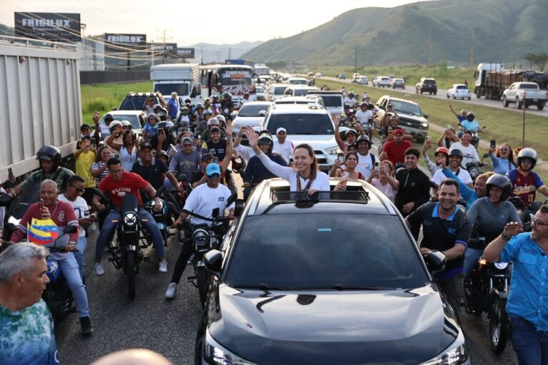 María Corina Machado saluda a sus seguidores tras regresar a Venezuela
